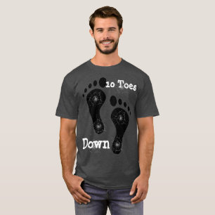 10 tenen omlaag, donkerdonkerder T-shirt