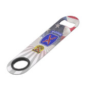 10e bergdivisie "Klim naar glorie" Speed Flessenopener (Voorkant Gekanteld)