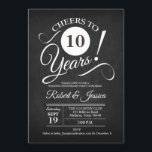 10e bruiloft Jubileum - Krijtbord en wit Kaart<br><div class="desc">Rustieke 10-jarig jubileum feest Uitnodiging met zwart krijtbord patroon en wit script lettertype. Hoera voor 10 jaar! Perfect voor een elegant feest. Stuur me een bericht als je nog meer aanpassingen nodig hebt.</div>