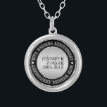 10e bruiloft Jubileum Metallic Silver & Black 2 Zilver Vergulden Ketting<br><div class="desc">Elegante 10e huwelijksverjaardag herdenking kettingen met aanpasbare tekst. Metallic zilver en zwart. Witte diamanten accenten.</div>