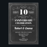 10e bruiloft Jubileum Party - schoolbord Kaart<br><div class="desc">10th Wedding Jubileum Party Invitation Eenvoudig retro-stijlontwerp met krijtbordpatroon. Zwart-wit uitnodigingskaart. Perfect voor een elegant feest! Kan worden gepersonaliseerd naar elk jaar. Stuur me een bericht als je nog meer aanpassingen nodig hebt.</div>