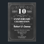 10e bruiloft Jubileum Party - schoolbord Kaart<br><div class="desc">10th Wedding Jubileum Party Invitation Eenvoudig retro-stijlontwerp met krijtbordpatroon. Zwart-wit uitnodigingskaart. Perfect voor een elegant feest! Kan worden gepersonaliseerd naar elk jaar. Stuur me een bericht als je nog meer aanpassingen nodig hebt.</div>