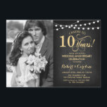 10e Jubileum met foto - Krijtbord Goud Kaart<br><div class="desc">10e bruiloft Jubileum uitnodiging met foto. Elegant design in zwart en faux goud. Beschikt over krijtbordpatroon,  scriptlettertype en feeëntekenreekslampen. Hoera voor 10 jaar! Kan in elk jaar worden gepersonaliseerd. Stuur me een bericht als je nog meer maatwerk nodig hebt.</div>