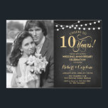 10e Jubileum met foto - Krijtbord Goud Kaart<br><div class="desc">10e bruiloft Jubileum uitnodiging met foto. Elegant design in zwart en faux goud. Beschikt over krijtbordpatroon,  scriptlettertype en feeëntekenreekslampen. Hoera voor 10 jaar! Kan in elk jaar worden gepersonaliseerd. Stuur me een bericht als je nog meer maatwerk nodig hebt.</div>