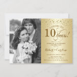 10e Jubileum met foto's - Gold Kaart<br><div class="desc">10e Jubileum uitnodiging met foto. Elegant design in goud met scriptlettertype en confetti. Kan elk jaar van het huwelijk aan show worden aangepast. Cheers tot 10 jaar!</div>