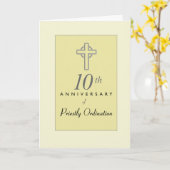 10e Jubileum Priest met ingegraveerd kruis, Re Kaart (Gele Bloem)