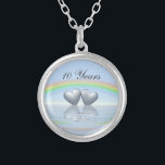 10e Jubileum Tin Hearts Zilver Vergulden Ketting<br><div class="desc">Twee tinnen of aluminium harten drijven op het water onder een regenboog. In de  tekst staat "10 jaar".</div>
