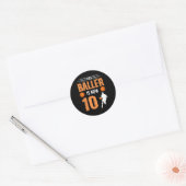 10e verjaardag Basketball Deze Baller is nu 10 Ronde Sticker (Envelop)