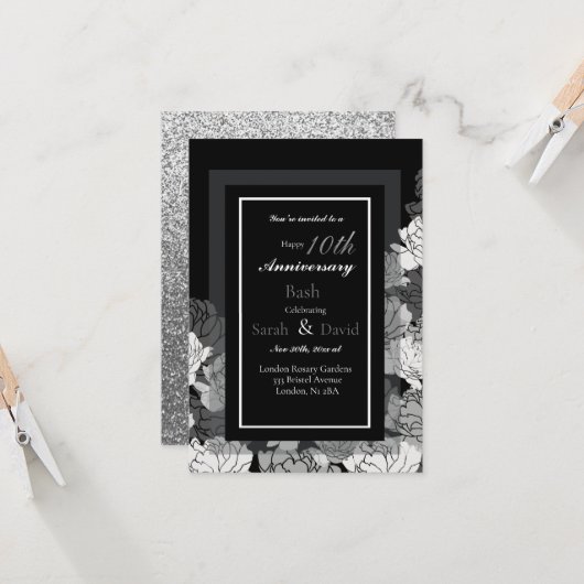 10e verjaardag zilverkleurige, zwarte en witte roz kaart (Voorkant / Achterkant in situ)