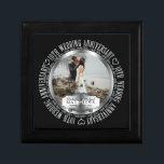 10th Wedding Jubileum Foto Black SIlver Tone Cadeaudoosje<br><div class="desc">Het Jubileum van de 10de bruiloft is een mijlpaal in elk relatie dat het verdient om in stijl te worden gevierd. Je kunt dat doen met dit zwarte en zilveren toonfotoontwerp met de woorden "10de bruiloft Jubileum" in de ronde en ruimte in het midden, zodat je je kunt personaliseren met...</div>