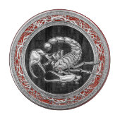 [110] Sacred Silver Scorpion op zwart Snijplank (Voorkant)