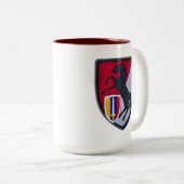 11e gepantserde cavalerieregiment Vietnam oorlog Tweekleurige Koffiemok (Voorkant rechts)