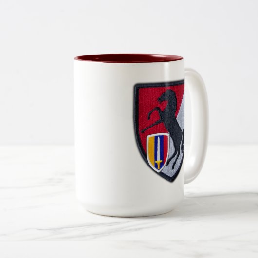 11e gepantserde cavalerieregiment Vietnam oorlog Tweekleurige Koffiemok (Voorkant rechts)