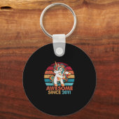 11e verjaardag T-shirt Geweldige sinds 2011 Eenhoo Sleutelhanger (Voorkant)