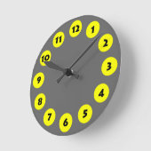 12 Spots - zwart met geel op grijs Ronde Klok (Hoek)