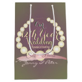 12e bruiloft Jubileum parels op Plum Moss Medium Cadeauzakje (Achterkant)