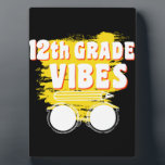 12e klas vibes Shirt terug naar school eerste dag Fotoplaat<br><div class="desc">12e klas vibes Shirt terug naar school eerste dag leraar Kinder 12e,  cijfer,  shirt,  cadeau,  ideeën,  terug naar school,  2021,  eerste schooldag,  cadeau idee,  12e klas,  student,  docent,  twaalfde klas,  school twaalfde klas,  12e klas docent,  student,  onderwijs,  12e klas team,  kinderen,  geschenken</div>