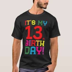 13 jaar oude, kleurrijke gelukkige verjaardag met t-shirt