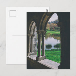 13e-eeuwse middeleeuwse gotische klooster bij een briefkaart