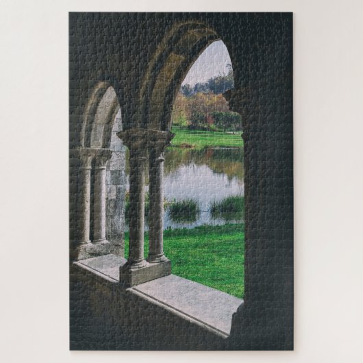 13e-eeuwse middeleeuwse gotische klooster bij een legpuzzel (Verticaal)