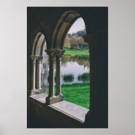 13e-eeuwse middeleeuwse gotische kloostergang aan  poster