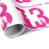 13e kleindochter van de verjaardag, roze tekst op  cadeaupapier (Rol Hoek)