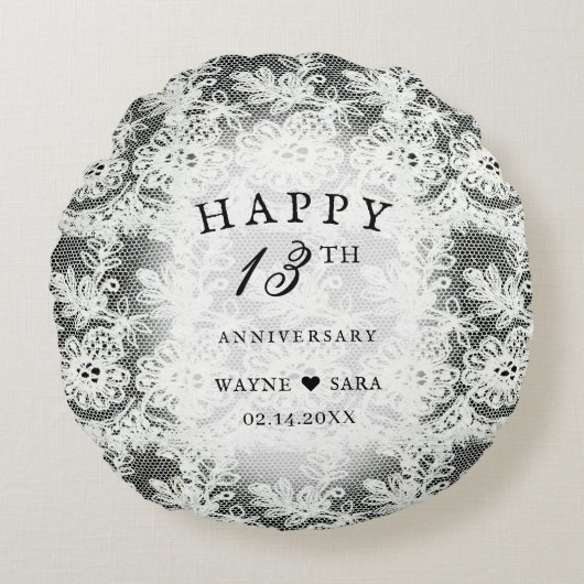 13e trouwdag met zwart-wit kant rond kussen (Voorkant)