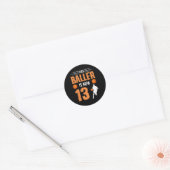 13e verjaardag basketbal - deze baller is nu 13 ronde sticker (Envelop)