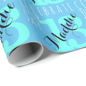 13e verjaardag blauwe typografie cadeaupapier (Rol Hoek)