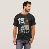 13e Verjaardag Hond Pug Cake 13 Jaar Old Bday Boys T-shirt (Voorkant volledig)