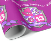 13e verjaardag paarse eenhoornschild krest paper cadeaupapier (Rol Hoek)