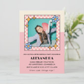 13e verjaardag uitnodiging Retro Groovy Pink Flowe (Staand voorkant)