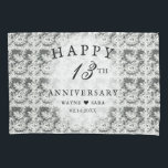 13e zwart   wit kant bruiloft Jubileum Kussensloop<br><div class="desc">Witte kant op zwarte achtergrond kondigt de viering van een gelukkig 13 jaar samen. Een kant cadeau is traditioneel voor deze bruiloft jubileum mijlpaal. De kleuren zwart en wit zijn romantisch,  maar ook elegant en verfijnd. Het kantontwerp is een gedrukte facsimile.</div>