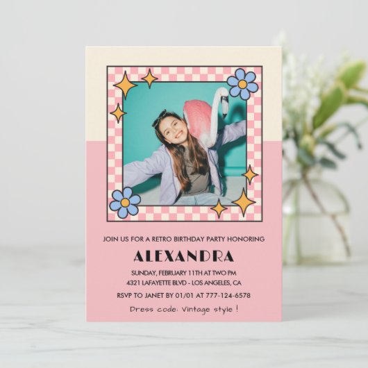 14e verjaardag uitnodiging Retro Groovy Pink Flowe (Staand voorkant)