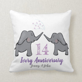 14e verjaardag van de paarse olifant in ivoor kussen