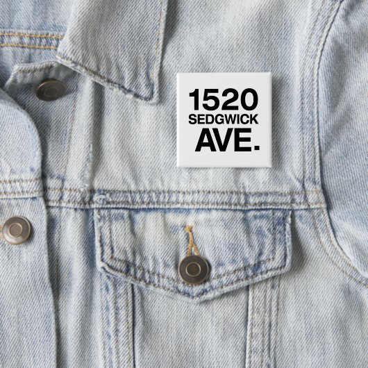 1520 SEDGWICK AVE. VIERKANTE BUTTON 5,1 CM (In situ)