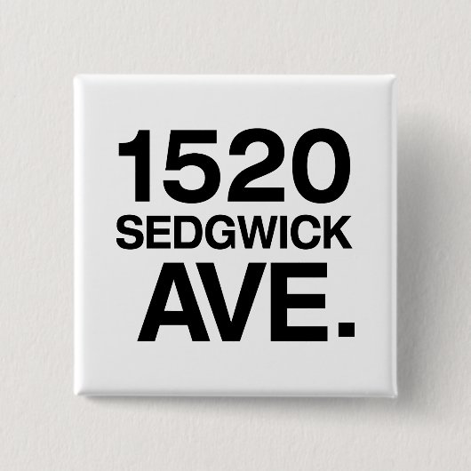 1520 SEDGWICK AVE. VIERKANTE BUTTON 5,1 CM (Voorkant)