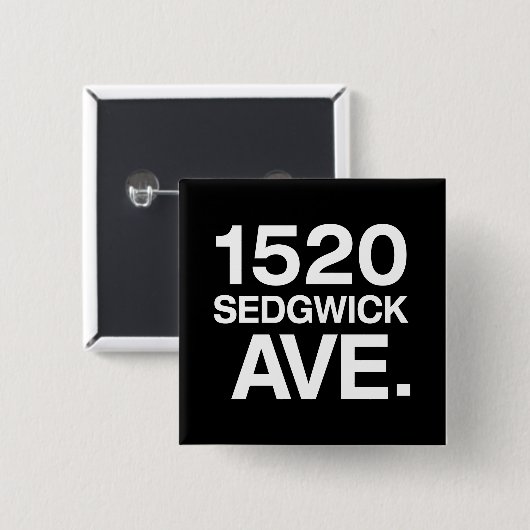 1520 SEDGWICK AVE. VIERKANTE BUTTON 5,1 CM (Voorkant /achterkant)