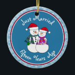 15e Jubileum Gift Fun Sneeuwpaar Kerst Keramisch Ornament<br><div class="desc">Ons feestelijke sneeuwkoppel is gekleed voor koud weer in hun pattereerde sjaals, coördinerende wanten en rode kerstmuts. Leuke "Just Married"-boodschap, ongeacht hoe lang je familie of vrienden zijn getrouwd. Voeg hun namen en de datum van het jubileumjaar toe om een perfecte herinnering te maken die het jubileumpaar nog jaren zal...</div>