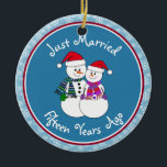 15e Jubileum Gift Fun Sneeuwpaar Kerst Keramisch Ornament<br><div class="desc">Ons feestelijke sneeuwkoppel is gekleed voor koud weer in hun pattereerde sjaals, coördinerende wanten en rode kerstmuts. Leuke "Just Married"-boodschap, ongeacht hoe lang je familie of vrienden zijn getrouwd. Voeg hun namen en de datum van het jubileumjaar toe om een perfecte herinnering te maken die het jubileumpaar nog jaren zal...</div>