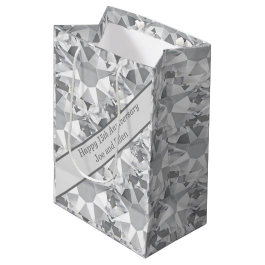 15e Jubileum voor bruiloft, kristal Medium Cadeauzakje (Voorkant Gekanteld)