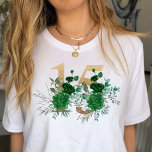 15e Verjaardag Goud Bloemen Nummer 15 Groen Roos T-shirt<br><div class="desc">Bloemen Nummer 15 t-shirt - perfect voor quinceanera of 15e verjaardag cadeau. Het ontwerp heeft een gouden nummer 15 versierd met bloemstukken van smaragdgroene rozen en eucalyptusbladeren. Coördinerende 15e verjaardagskaart, quinceanera uitnodigingen, briefpapier en feestinrichting is beschikbaar in mijn Royal Roos Emerald Green Quinceanera Collectie, maar stuur me een bericht als...</div>