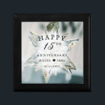 15e zwart   wit kristal bruiloft Jubileum Cadeaudoosje<br><div class="desc">Witte kant op zwarte achtergrond kondigt de viering van een gelukkige 15 jaar samen aan. Een kristallen geschenk is traditioneel voor deze trouwdag mijlpaal. Of het nu gaat om beroemd Iers kristal of een ander, dit traditionele geschenk is mooi en duurzaam. De kleuren van zwart en wit zijn romantisch, evenals...</div>