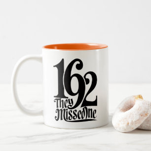 1692 Ze Misten Een Heks Halloween Griezelig Seizoe Tweekleurige Koffiemok