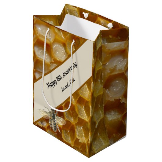 16e Jubileum voor bruiloft, Wax Medium Cadeauzakje (Voorkant Gekanteld)