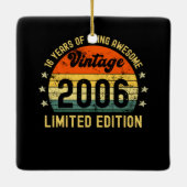 16e verjaardag 2006 beperkte uitgave keramisch ornament (Achterkant)