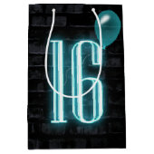 16e verjaardag Neon Sign on Brick Medium Cadeauzakje (Voorkant)
