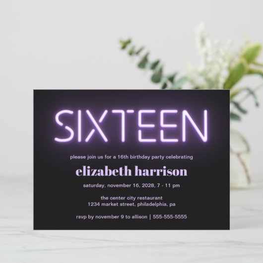 16e verjaardag Paarse uitnodiging voor verlichting (Staand voorkant)