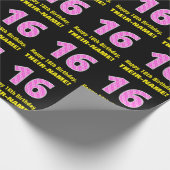 16e verjaardag: roze strepen en harten "16" + naam cadeaupapier (Hoek)