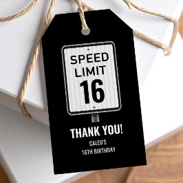 16e verjaardag Snelheidslimiet Zwart en Wit Bord Cadeaulabel